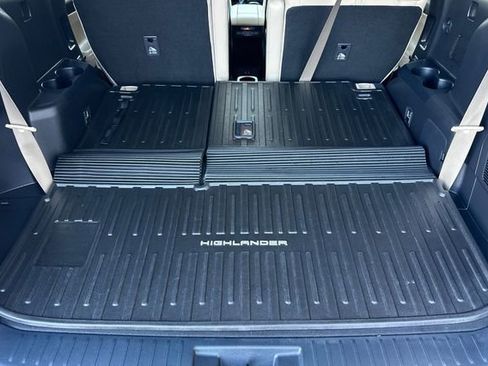 Used 2022 Toyota Highlander XLE AWD/4WD image 18