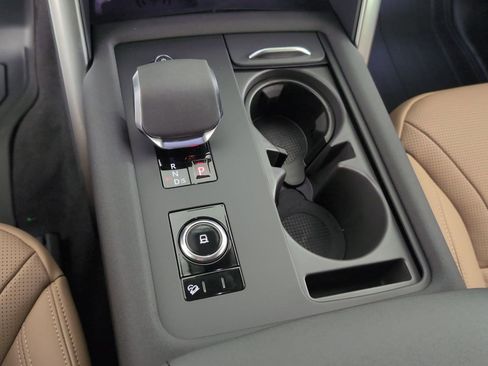 Used 2025 Land Rover Discovery Dynamic SE image 25