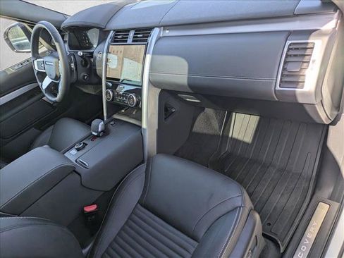 Certified 2025 Land Rover Discovery Dynamic SE AWD/4WD image 23