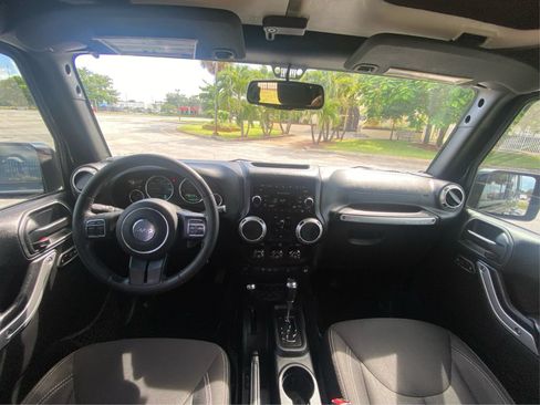 Used 2016 Jeep Wrangler Unlimited Sahara w/ Connectivity Group AWD/4WD image 15