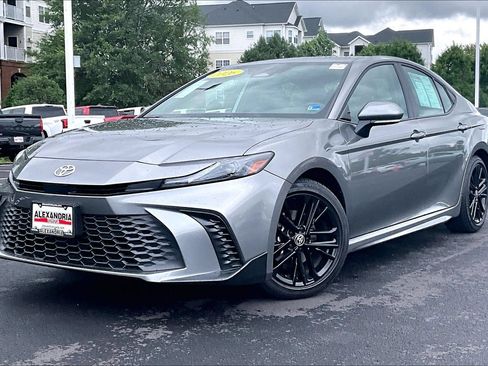 Used 2026 Toyota Camry SE w/ Convenience Package FWD image 1