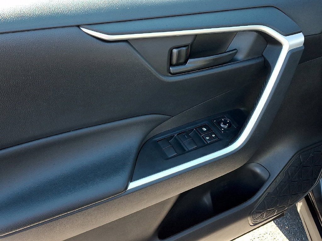 Used 2022 Toyota RAV4 LE FWD image 12