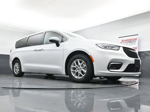 Used 2023 Chrysler Pacifica Touring-L FWD image 32
