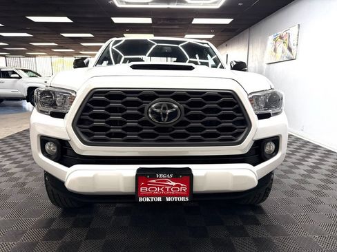 Used 2020 Toyota Tacoma TRD Sport w/ Technology Package AWD/4WD image 3