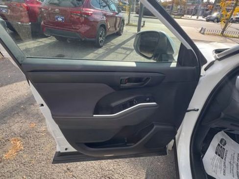 Used 2024 Toyota Highlander LE image 9