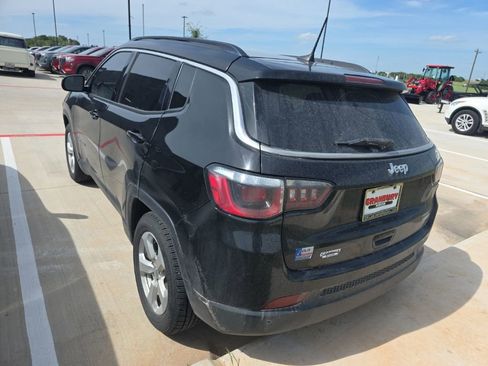 Used 2018 Jeep Compass Latitude w/ Popular Equipment Group FWD image 4