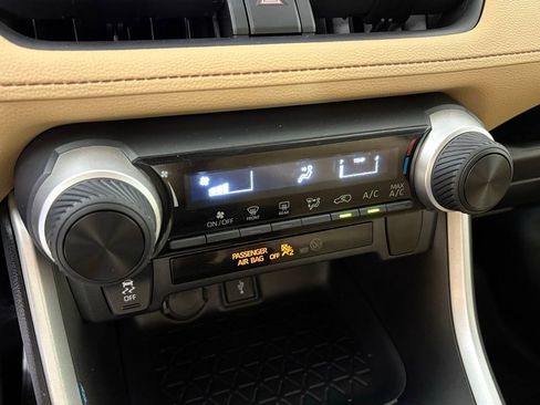 Used 2020 Toyota RAV4 LE FWD image 31
