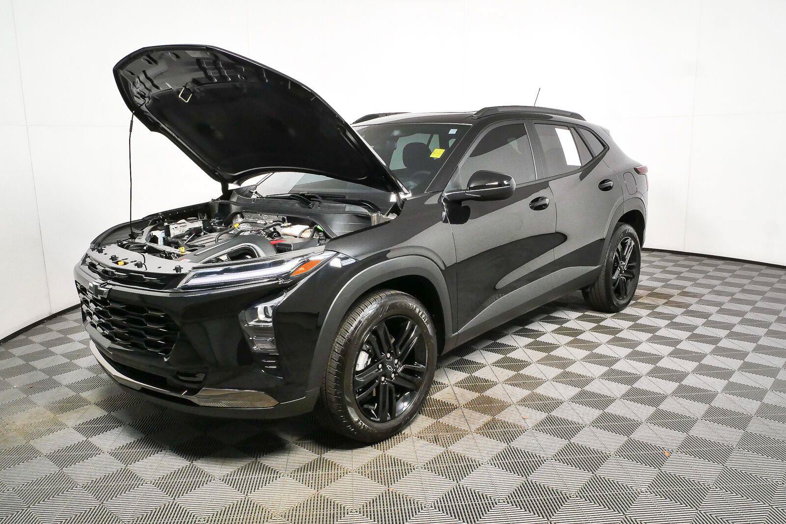 Used 2025 Chevrolet Trax ACTIV w/ Sunroof Package FWD image 32