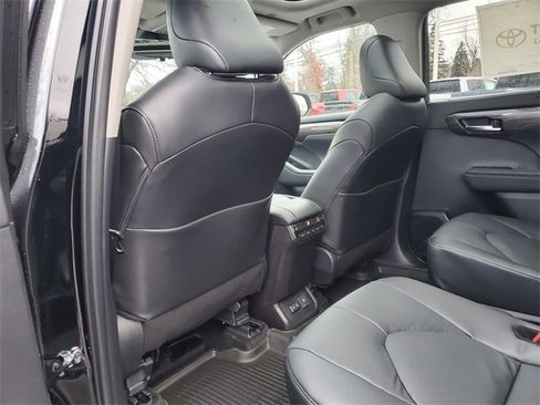 New 2026 Toyota Highlander Platinum image 11