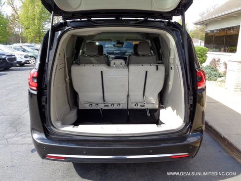 Used 2021 Chrysler Pacifica Touring-L FWD image 26