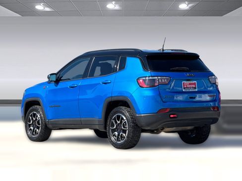 Used 2025 Jeep Compass Trailhawk AWD/4WD image 3