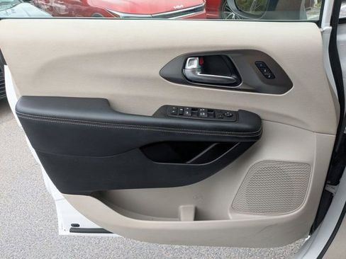 Used 2023 Chrysler Pacifica Touring-L image 13