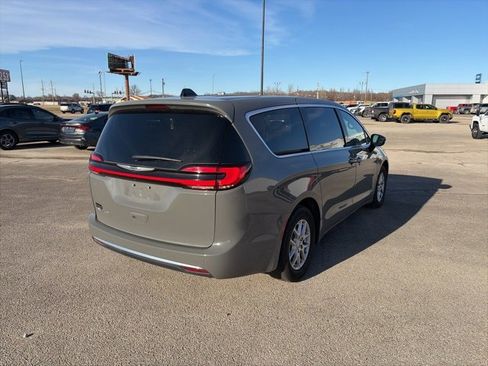 Used 2025 Chrysler Pacifica Select image 6