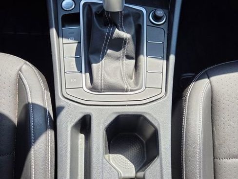 Certified 2023 Volkswagen Jetta SE w/ Panoramic Sunroof Package FWD image 22