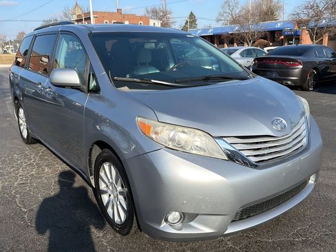 Used 2011 Toyota Sienna XLE image 3