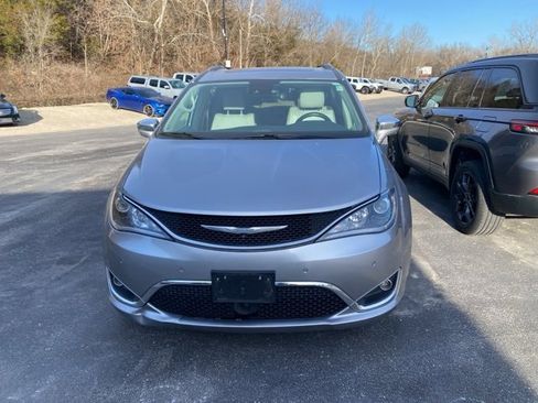 Used 2017 Chrysler Pacifica Limited image 3