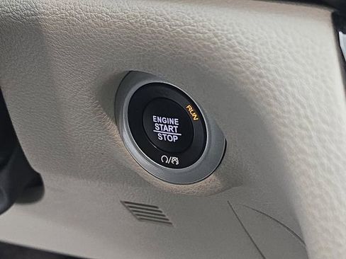 Used 2024 Chrysler Pacifica Limited image 37