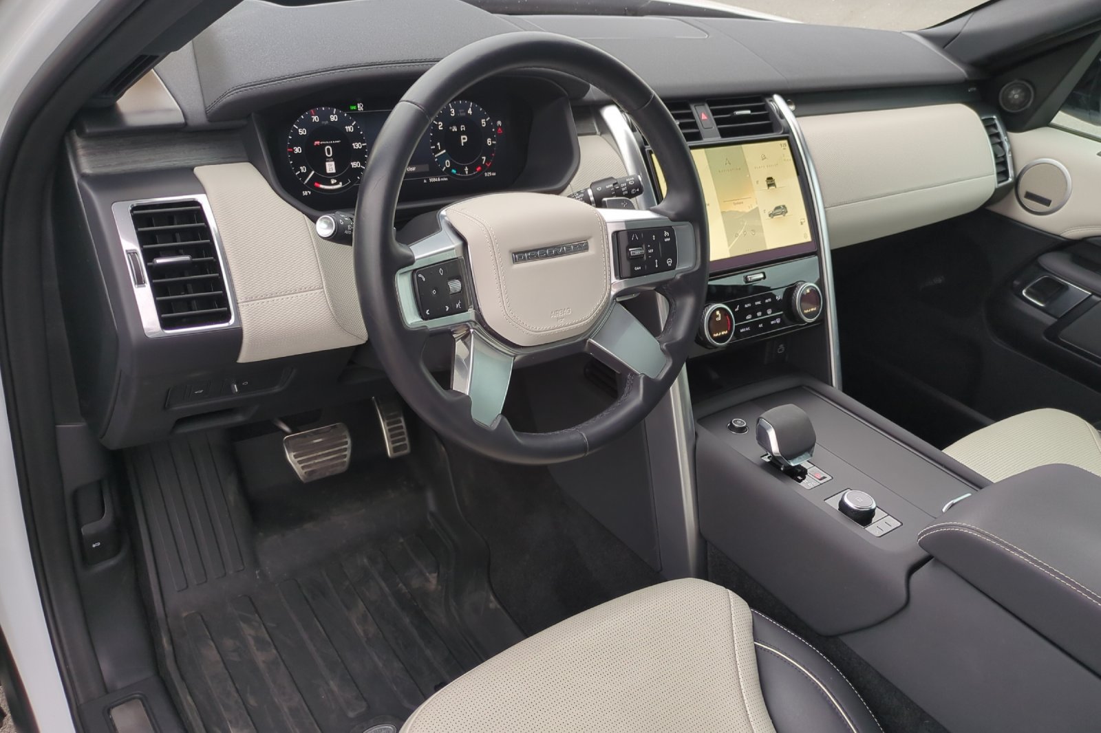 Used 2023 Land Rover Discovery HSE R-Dynamic AWD/4WD image 9