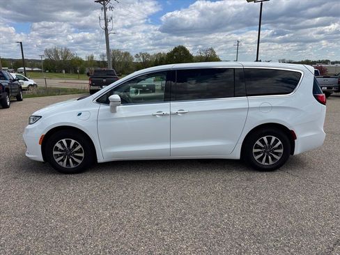 Used 2022 Chrysler Pacifica Touring-L FWD image 2