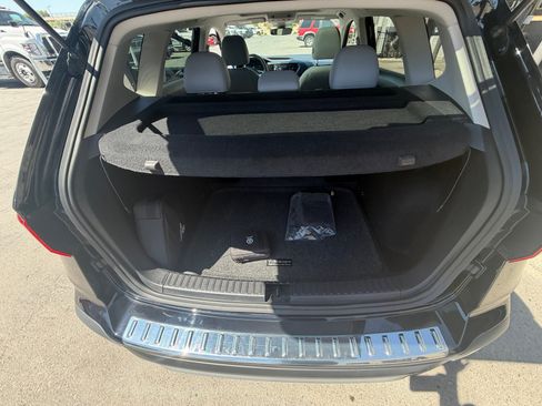 Used 2024 Volkswagen Taos SE w/ Panoramic Sunroof Package FWD image 11