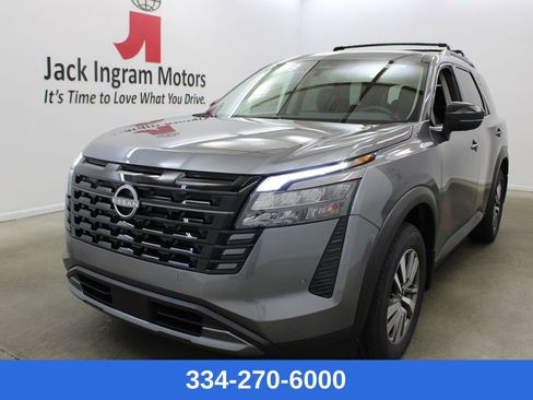 New 2026 Nissan Pathfinder SL image 1