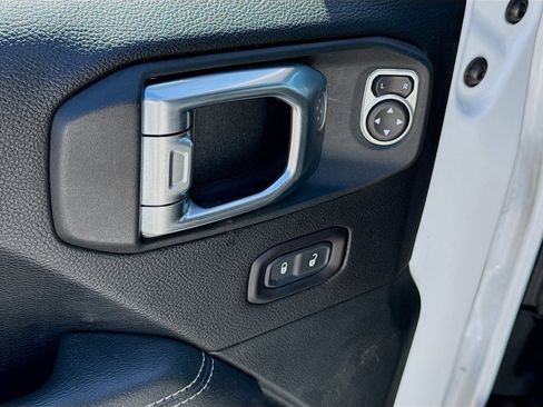 Used 2020 Jeep Wrangler Unlimited Sahara image 21