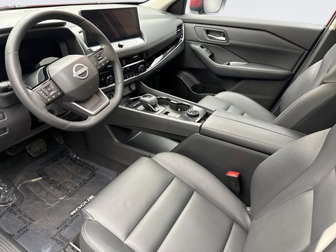 Used 2025 Nissan Rogue SL w/ Tech Package image 10