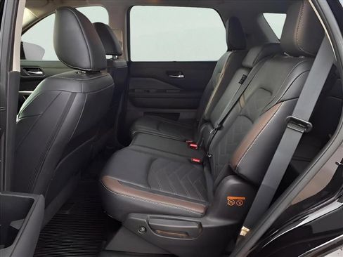 Used 2024 Nissan Pathfinder Platinum w/ Cargo Package image 12