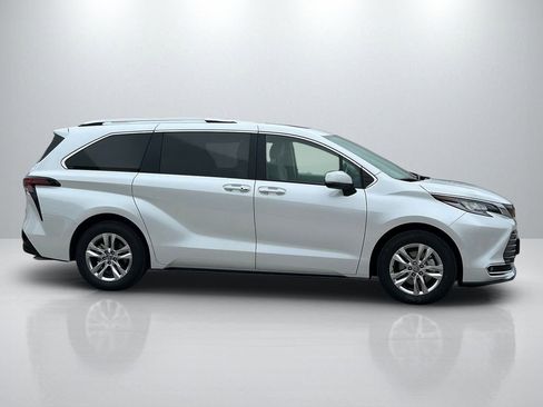 Used 2026 Toyota Sienna Limited image 4