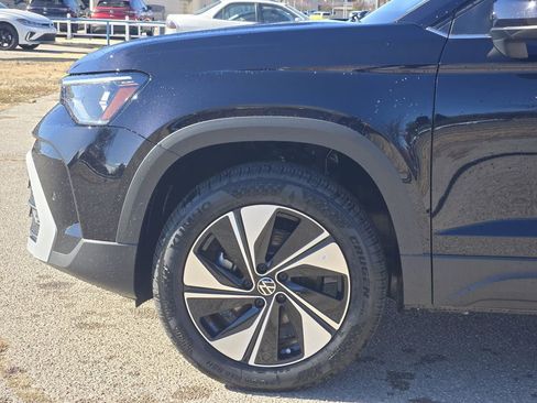 New 2026 Volkswagen Taos SE image 5