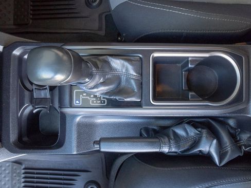 Used 2022 Toyota Tacoma TRD Off-Road image 10