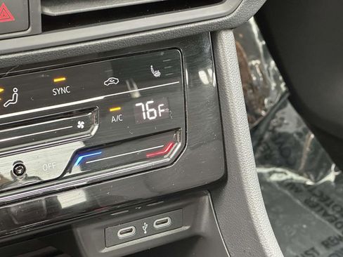 Certified 2025 Volkswagen Jetta SE w/ Sunroof Package image 29