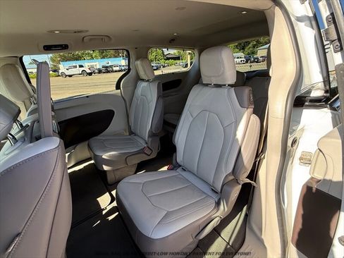 Used 2017 Chrysler Pacifica Touring-L Plus FWD image 14