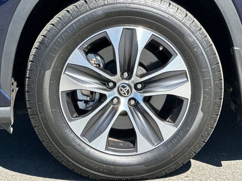 Used 2022 Toyota Highlander XLE AWD/4WD image 13