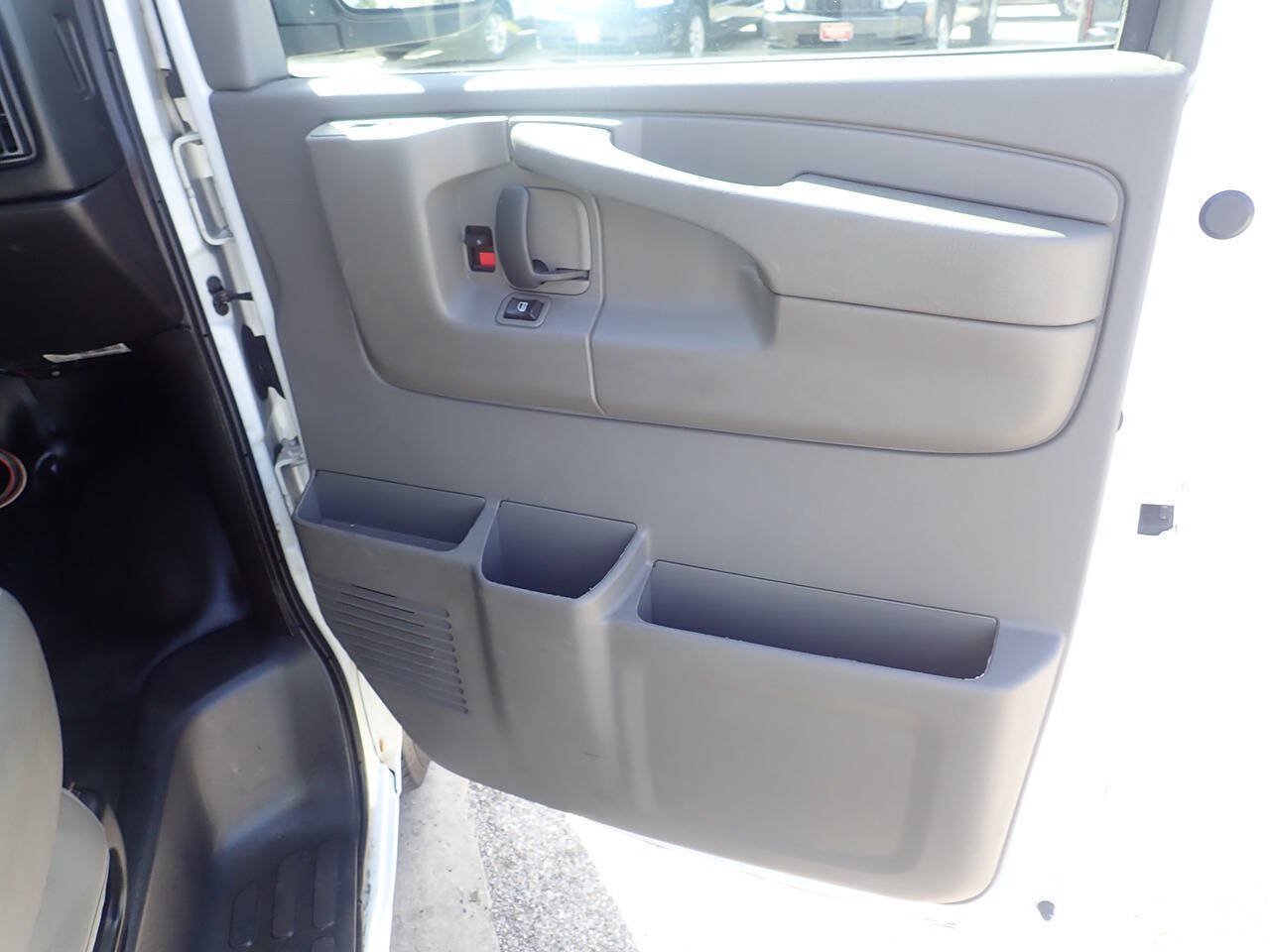 Used 2014 Chevrolet Express 2500 RWD image 18