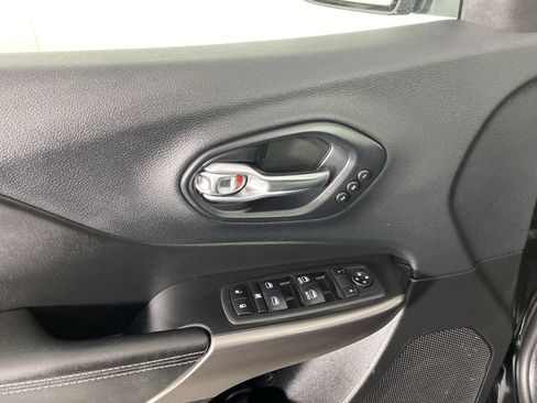 Used 2019 Jeep Cherokee Limited image 16