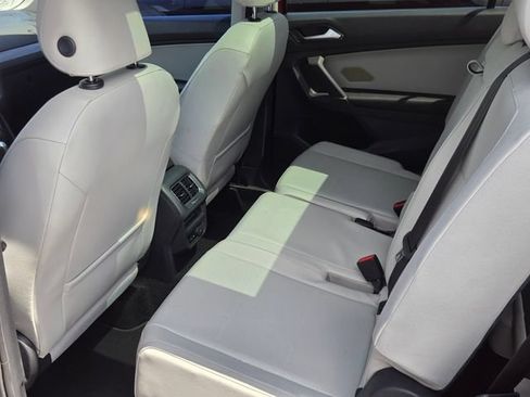 Used 2018 Volkswagen Tiguan SEL FWD image 6