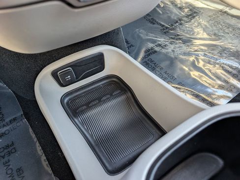 Used 2024 Chrysler Pacifica Touring-L image 31