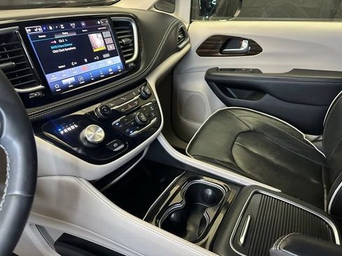 Used 2023 Chrysler Pacifica Limited FWD image 30