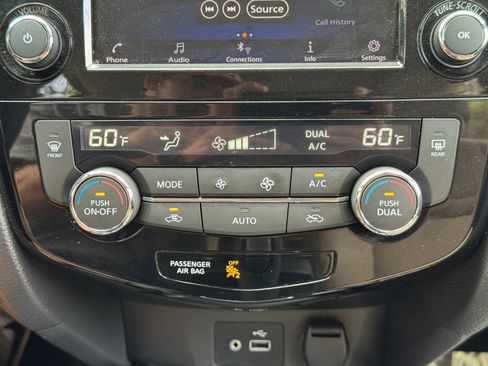 Used 2020 Nissan Rogue SV FWD image 25