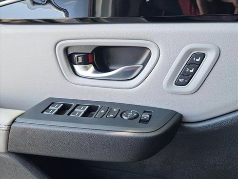 Used 2025 Honda Pilot EX-L image 6