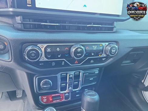 Used 2024 Jeep Gladiator Sport AWD/4WD image 18
