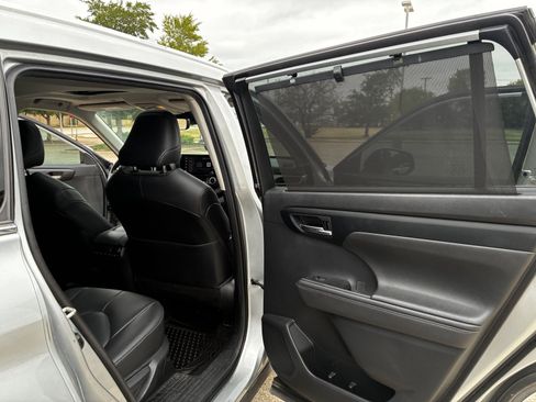 Used 2020 Toyota Highlander XLE FWD image 33