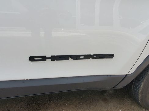Used 2021 Jeep Cherokee Latitude Plus AWD/4WD image 11
