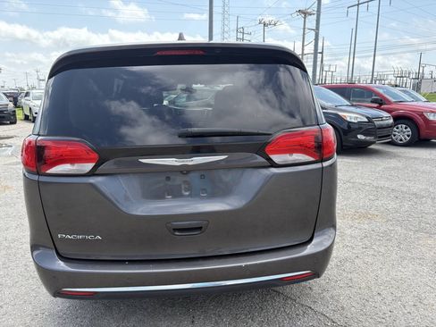 Used 2017 Chrysler Pacifica Touring-L FWD image 8