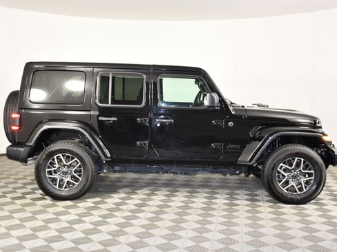 Used 2025 Jeep Wrangler Unlimited Sahara AWD/4WD image 4