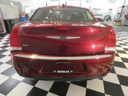 Used 2017 Chrysler 300 Limited image 5