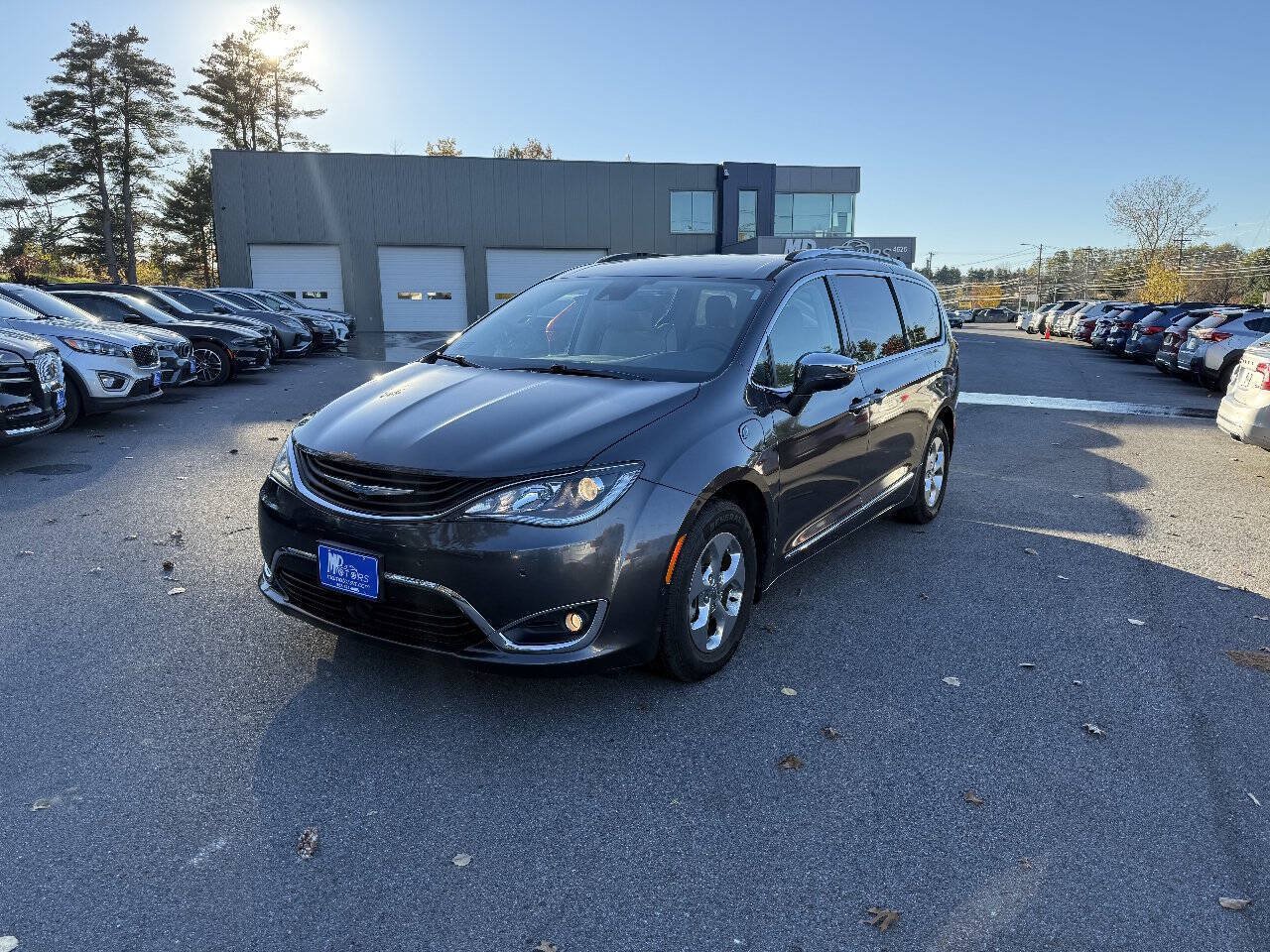 Used 2018 Chrysler Pacifica Limited w/ Advanced Safetytec Group FWD image 2