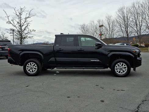 Used 2025 Toyota Tacoma SR5 image 9