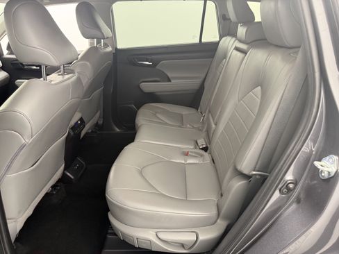 Used 2021 Toyota Highlander XLE FWD image 11